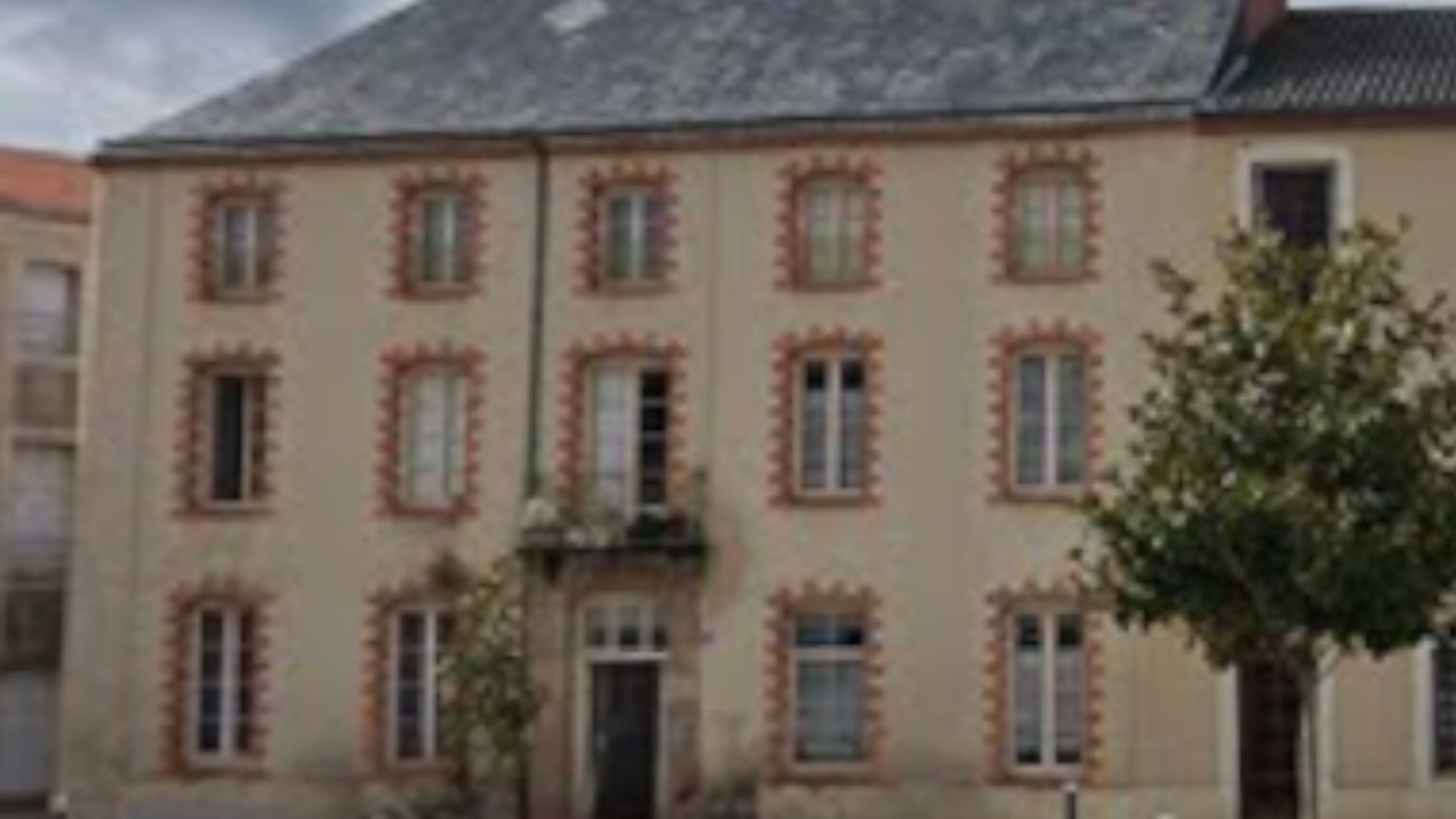 49_Beaupreau_en_mauges_Place du Marche.png